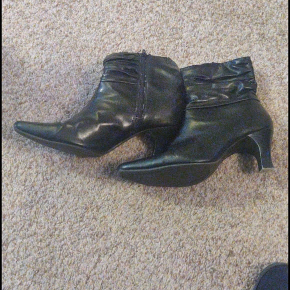 Craft and barrow black mid rise boot with heel - Picture 2 of 2